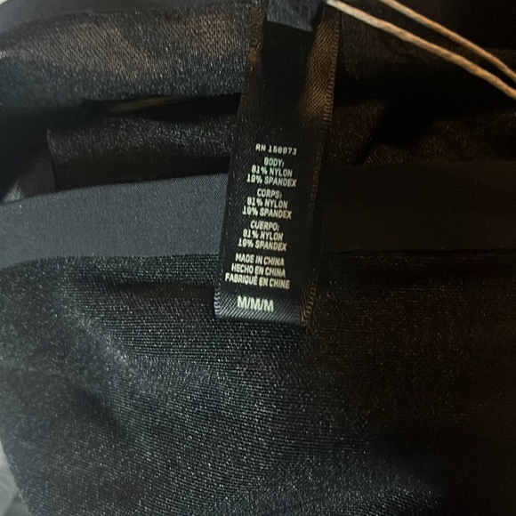 SKIMS Medium - Picture 4 of 4